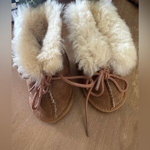 Moccasin snow boots baby cloud nine sheepskin size small 2/3